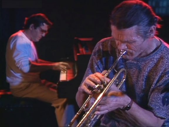 foto de chet baker viejo tocando la trompeta