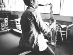 hombre tocando el saxofón para los mejores músicos de jazz de méxico