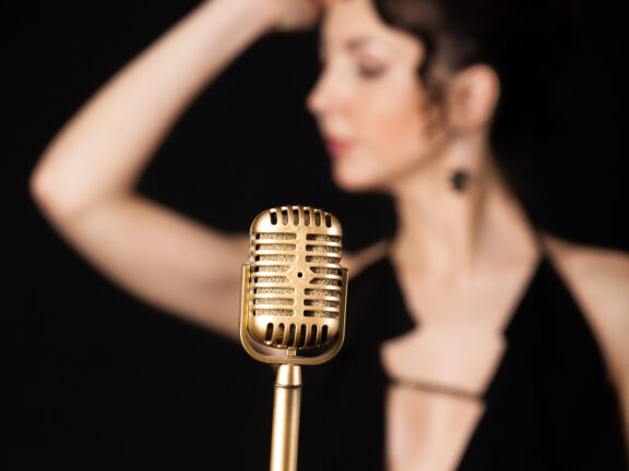 foto de mujer con micrófono cantando jazz en méxico